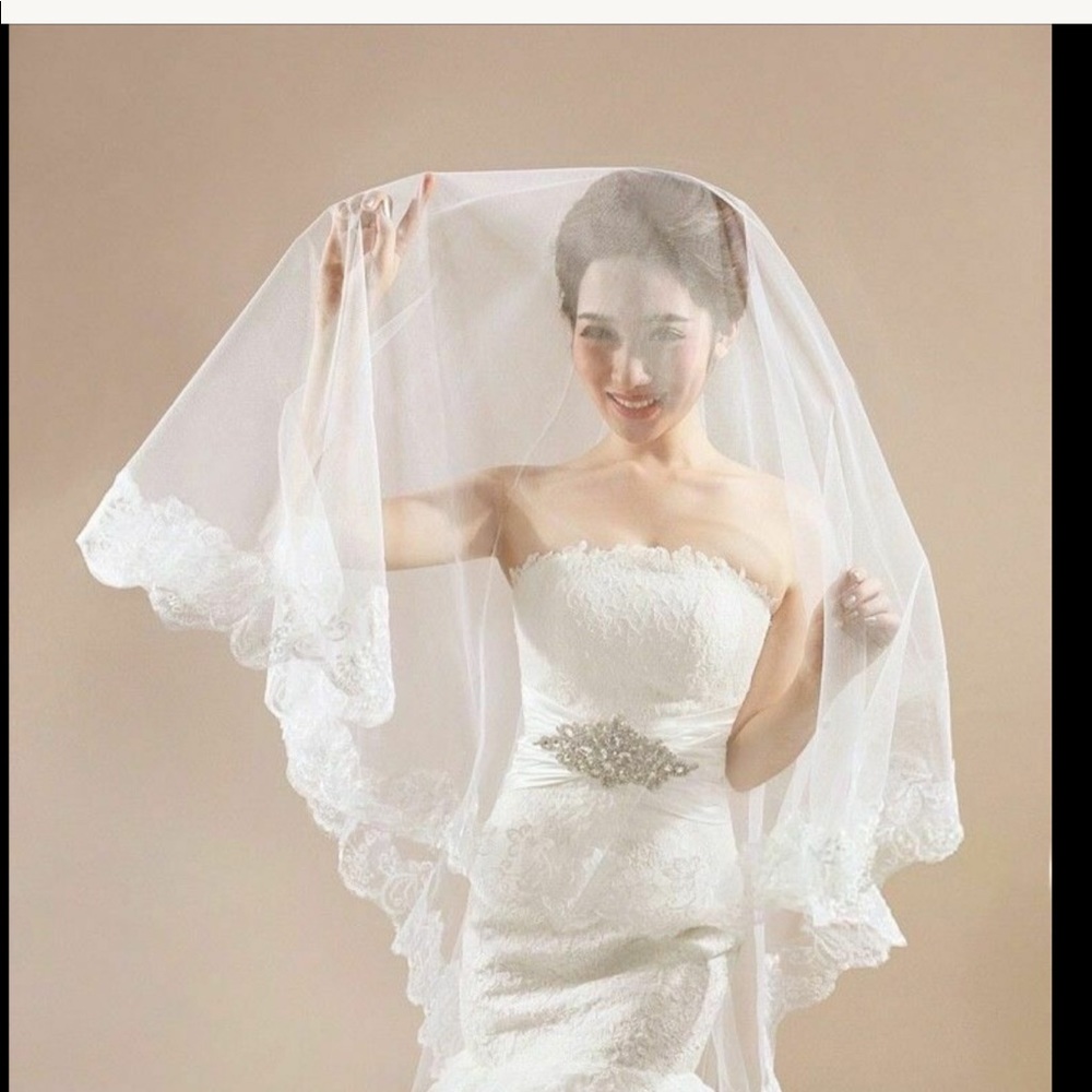 New white or ivory veil trimmed in lace W/O Comb
